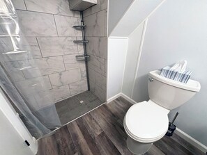 Shower, hair dryer, towels, soap - Downstairs APT, pet-friendly, firepit, close to ACADIA & Bass Harbor Lighthouse! (Tremont)