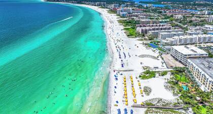 Beautiful Two Bedroom/ Two Bath Bianco Sands, Quick Walk to Beach!