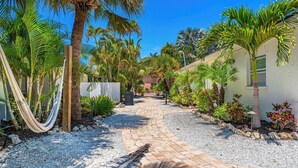 Property grounds - Beautiful Two Bedroom/ Two Bath Bianco Sands, Quick Walk to Beach! (Siesta Key)