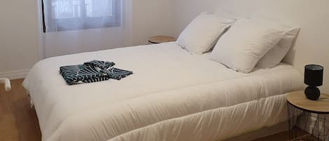 1 habitación, tabla de planchar con plancha, wifi y ropa de cama