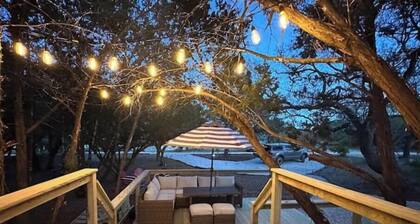 The Cozy Oak Cottage at The Red Barn Ranch