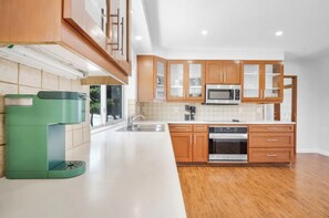 Kjøleskap, mikrobølgeovn, ovn og kokeplater