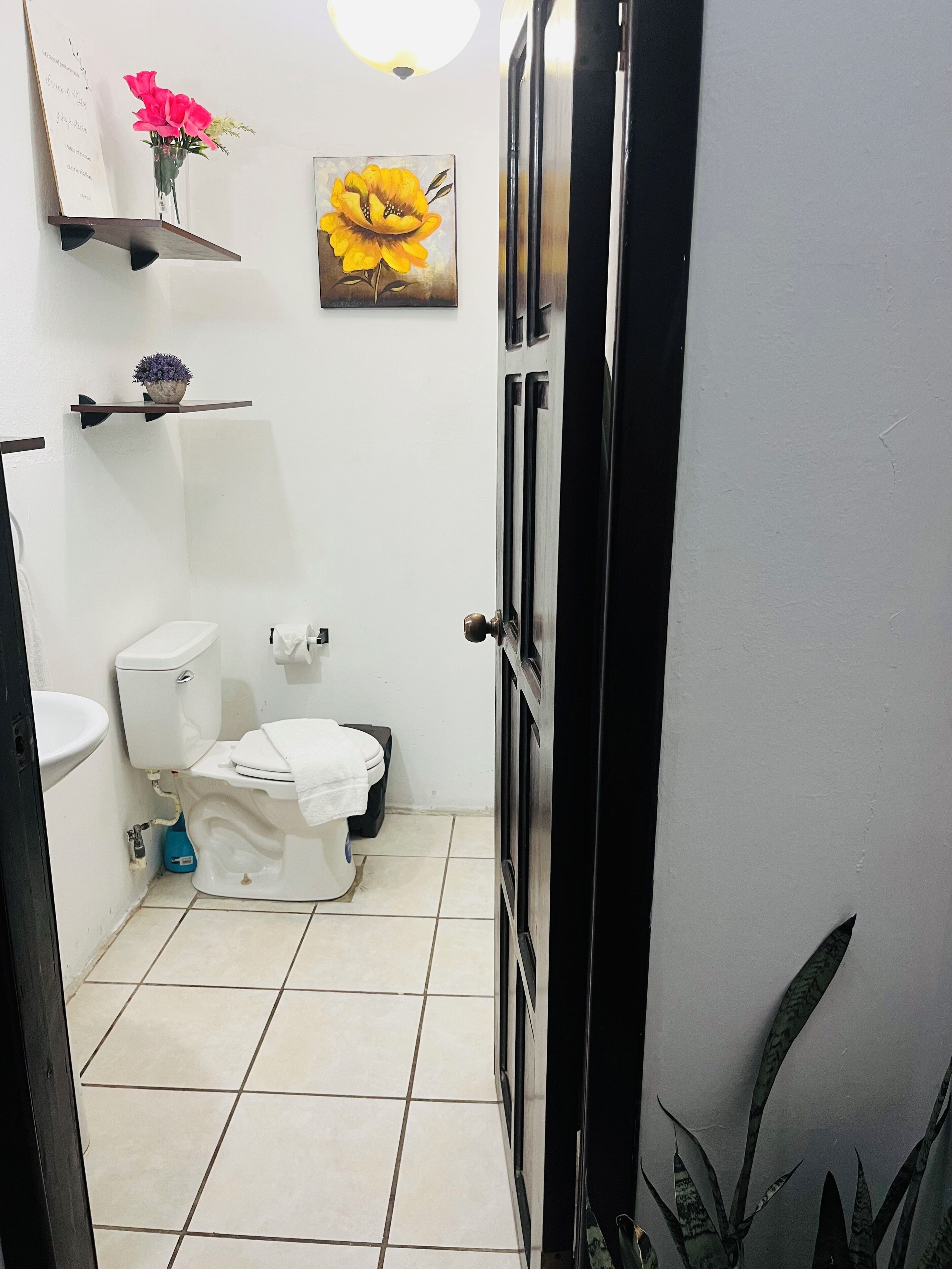 Un baño con inodoro, lavabo y cabina de ducha.