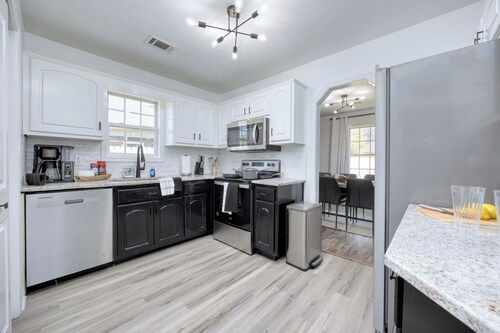 Cozy Family-Sized Home Minutes to Ft Moore and Downtown Columbus