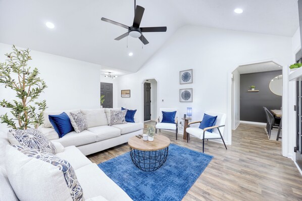 Smart-tv, pejs, bøger, stereoanlæg