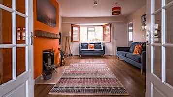 Smart-TV, Kamin, Bücher, Arbeitsbereiche