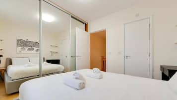 3 chambres, bureau, fer et planche Ă repasser, lit parapluie