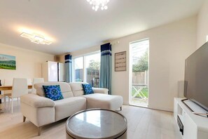 Smart TV, computer monitors - Pass the Keys | 53 Austin Drive · Modern Townhouse near Addenbrookes | Own Parking (Cambridge)