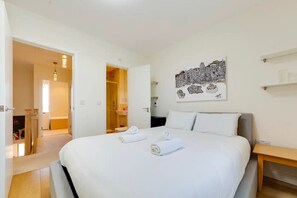 4 chambres, bureau, fer et planche à repasser, lit de bébé portatif