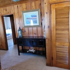 2 bedrooms, WiFi, bed sheets - Dolphin House Beach Cottage - on the West End (Panama City Beach)