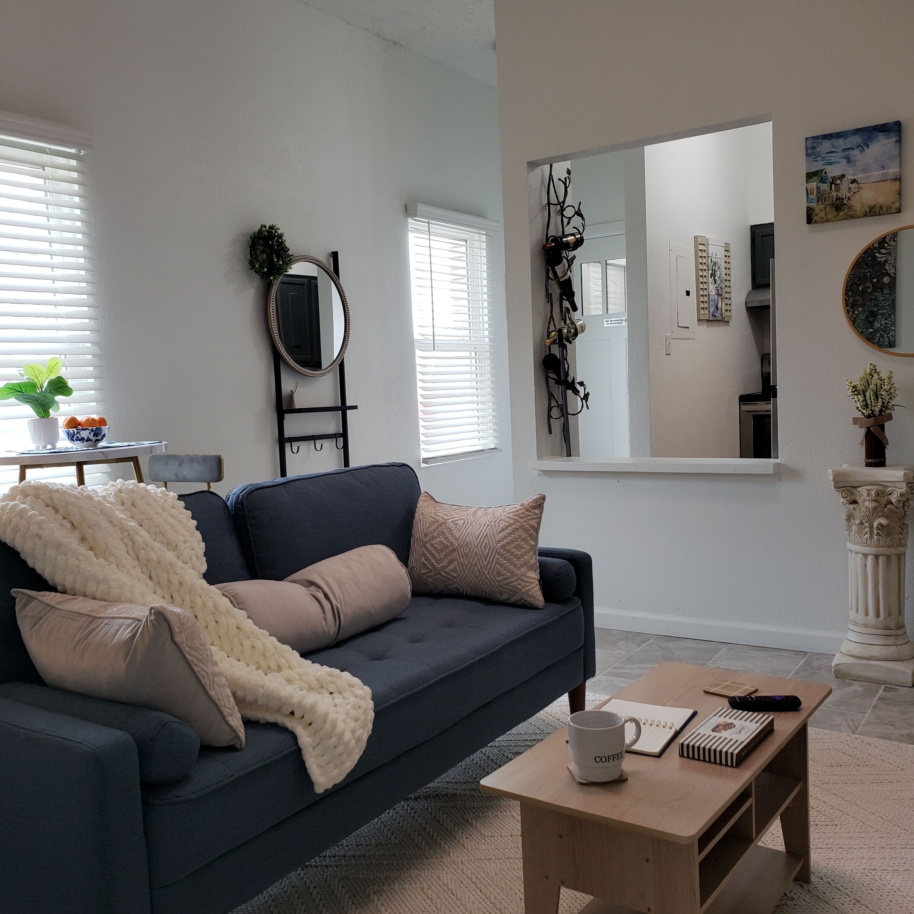 Dazzling, Cozy Retreat in convenient and secure apartment complex location. 