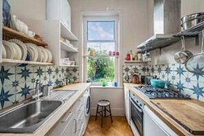 Kjøleskap, ovn, oppvaskmaskin og brødrister