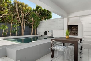 Outdoor dining - Devil's Peak Family Haven + Pool + Braai (Cape Town)