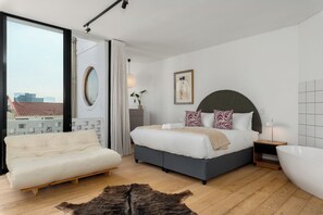 3 chambres, coffres-forts dans les chambres, fer et planche à repasser