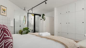 3 bedrooms, in-room safe, iron/ironing board, internet