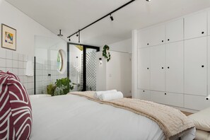 3 多间卧室、客房内保险箱、熨斗/熨衣板、上网接入