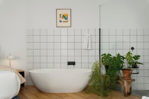 3 chambres, coffres-forts dans les chambres, fer et planche à repasser