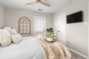 4 bedrooms, desk, iron/ironing board, free WiFi
