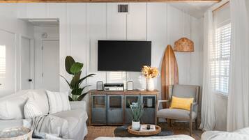 Smart TV, videogiochi, libri, biblioteca musicale