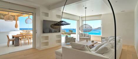 Fernseher, Kamin, Stereoanlage