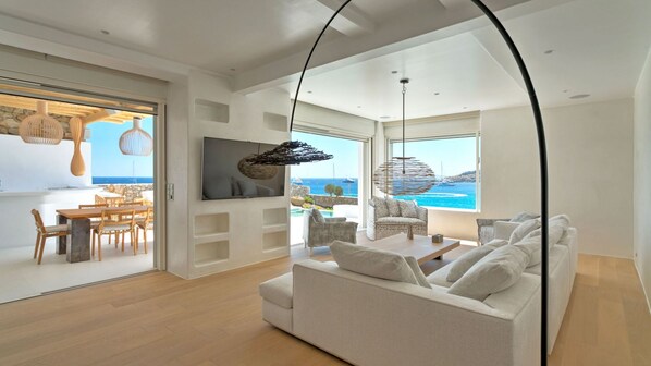 Tv, eldstad och en stereo