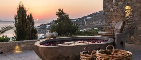 Bañera de hidromasaje al aire libre