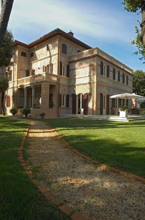 Exterior - Villa in Marina Di Pietrasanta with 6 bedrooms sleeps 12 (Marina Di Pietrasanta)