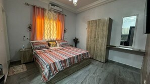 1 soverom, strykejern/-brett og sengetøy