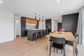 Dining - Scenic Riverslea - Wanaka Holiday Home (Wanaka)