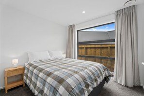 5 bedrooms, WiFi, bed sheets - Scenic Riverslea - Wanaka Holiday Home (Wanaka)