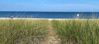 10 min walk to Walnut Beach! 12 min walk to the historical Bridge Street!