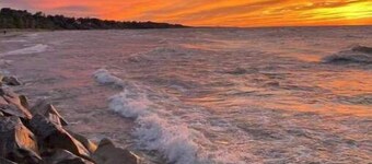 10 min walk to Walnut Beach! 12 min walk to the historical Bridge Street!