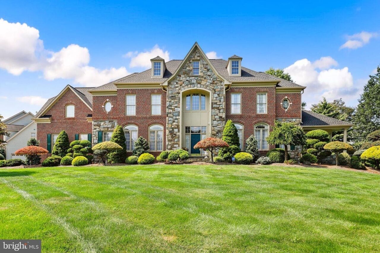 Experience Luxury Living: Your Ultimate Golf & Pool Retreat Awaits!