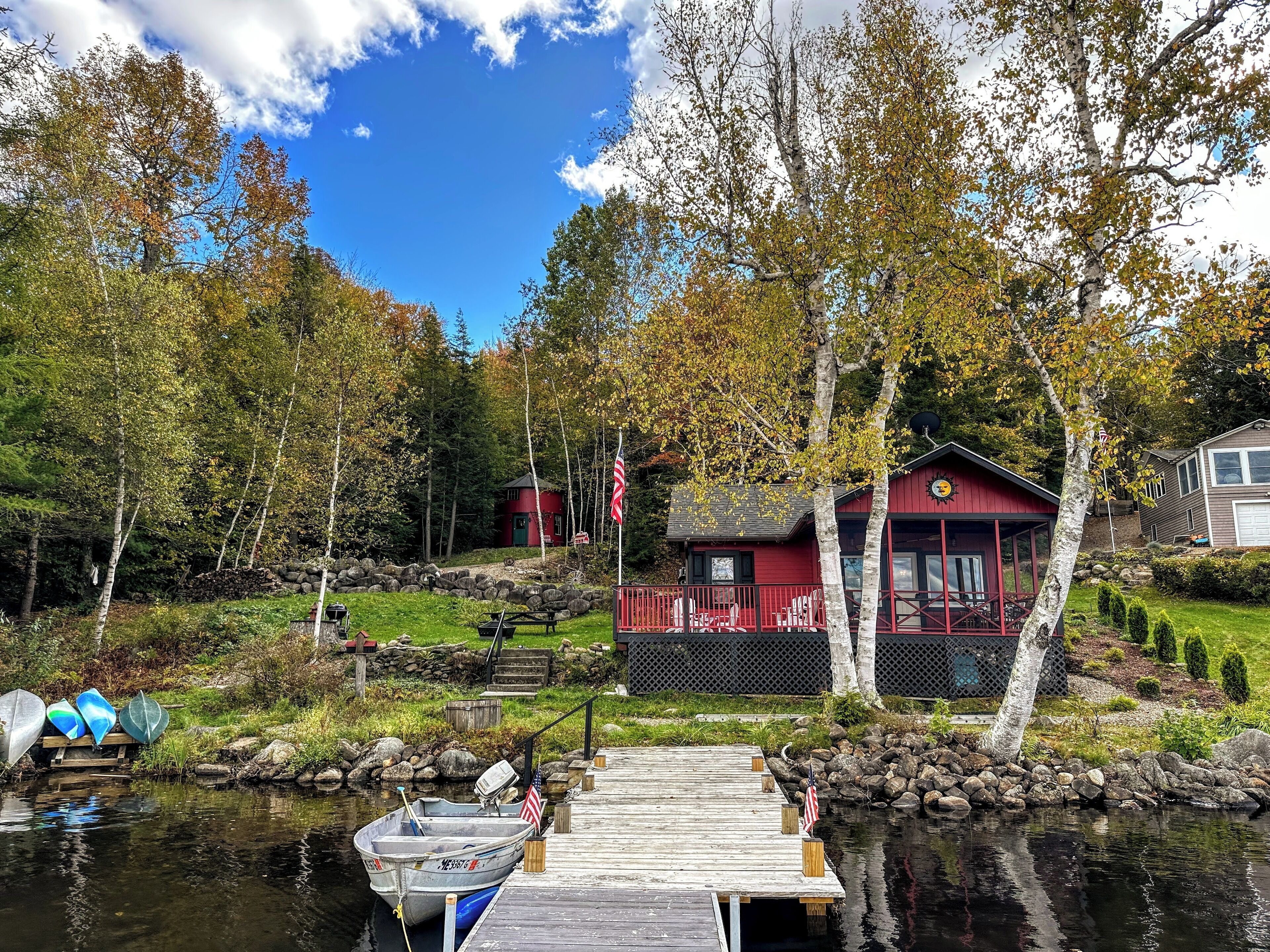  Rustic lakefront cottage with dock and kayaks.  Family friendly!