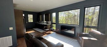 The Bird House - Brand new, 3.5 miles from VT, Privacy, Tile Shower, King bed.