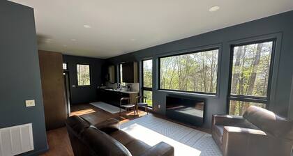 The Nest - Brand new cabin, 3.5 miles from VT, Privacy, Tile Shower, King bed.