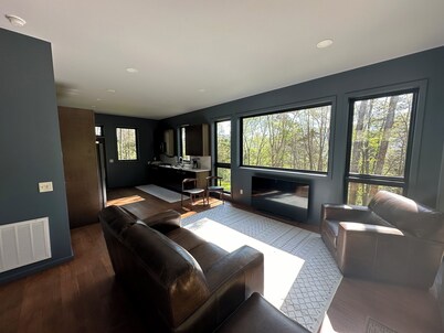 The Bird House - Brand new, 3.5 miles from VT, Privacy, Tile Shower, King bed.