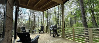 The Bird House - Brand new, 3.5 miles from VT, Privacy, Tile Shower, King bed.