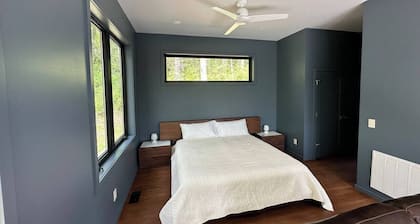 The Bird House - Brand new, 3.5 miles from VT, Privacy, Tile Shower, King bed.