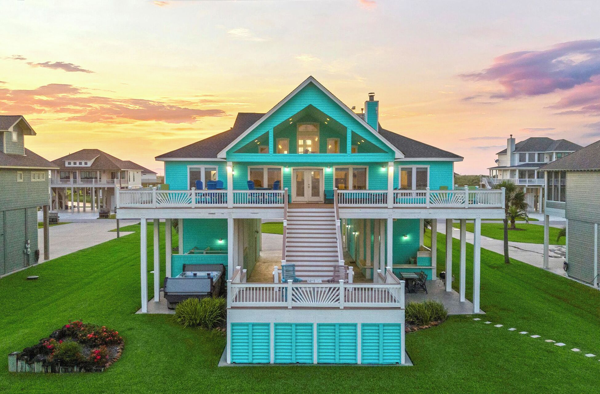 Beachfront | SwimSpa | Sleeps 20 | Elevator