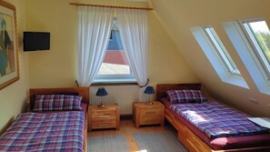 2 habitaciones, escritorio, tabla de planchar con plancha y wifi 