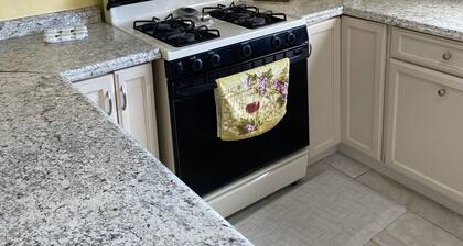 Safe and clean, 5 min away from shopping centers & restaurants. Pet-Friendly