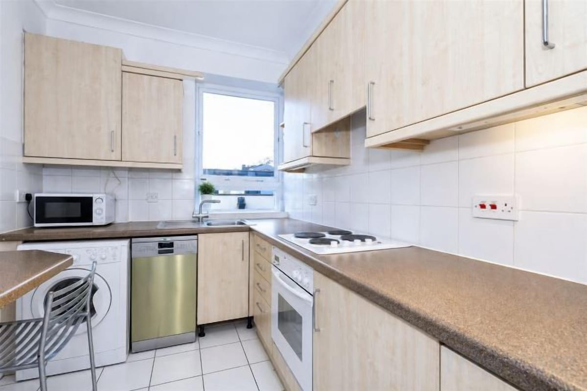 Private kitchen | Coffee/tea maker, full-size fridge, microwave, oven