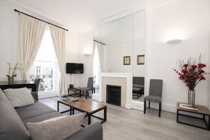 舒適公寓 |  起居區 | 40-吋智慧型電視，提供數位頻道