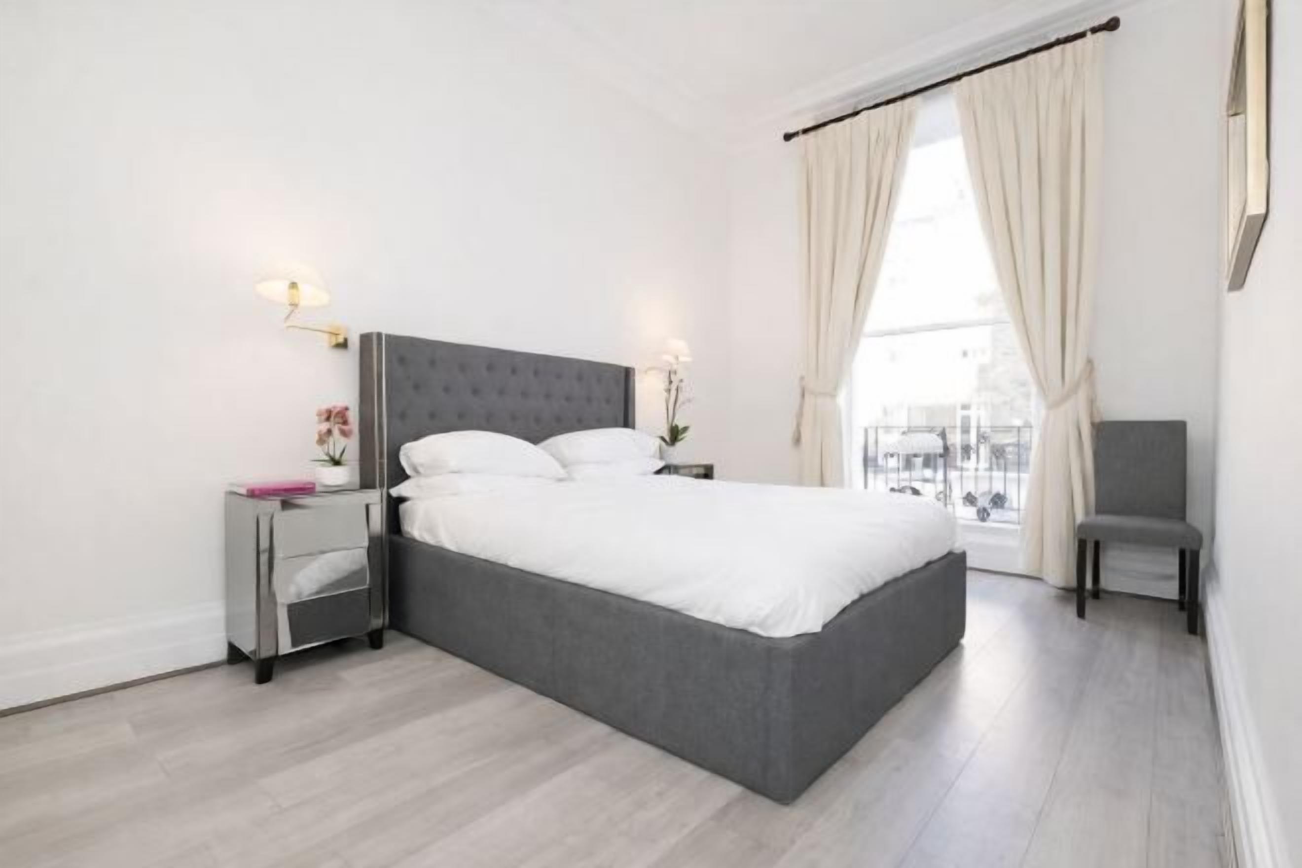 遮光カーテン、アイロン / アイロン台、WiFi (無料)、ベッド シーツ