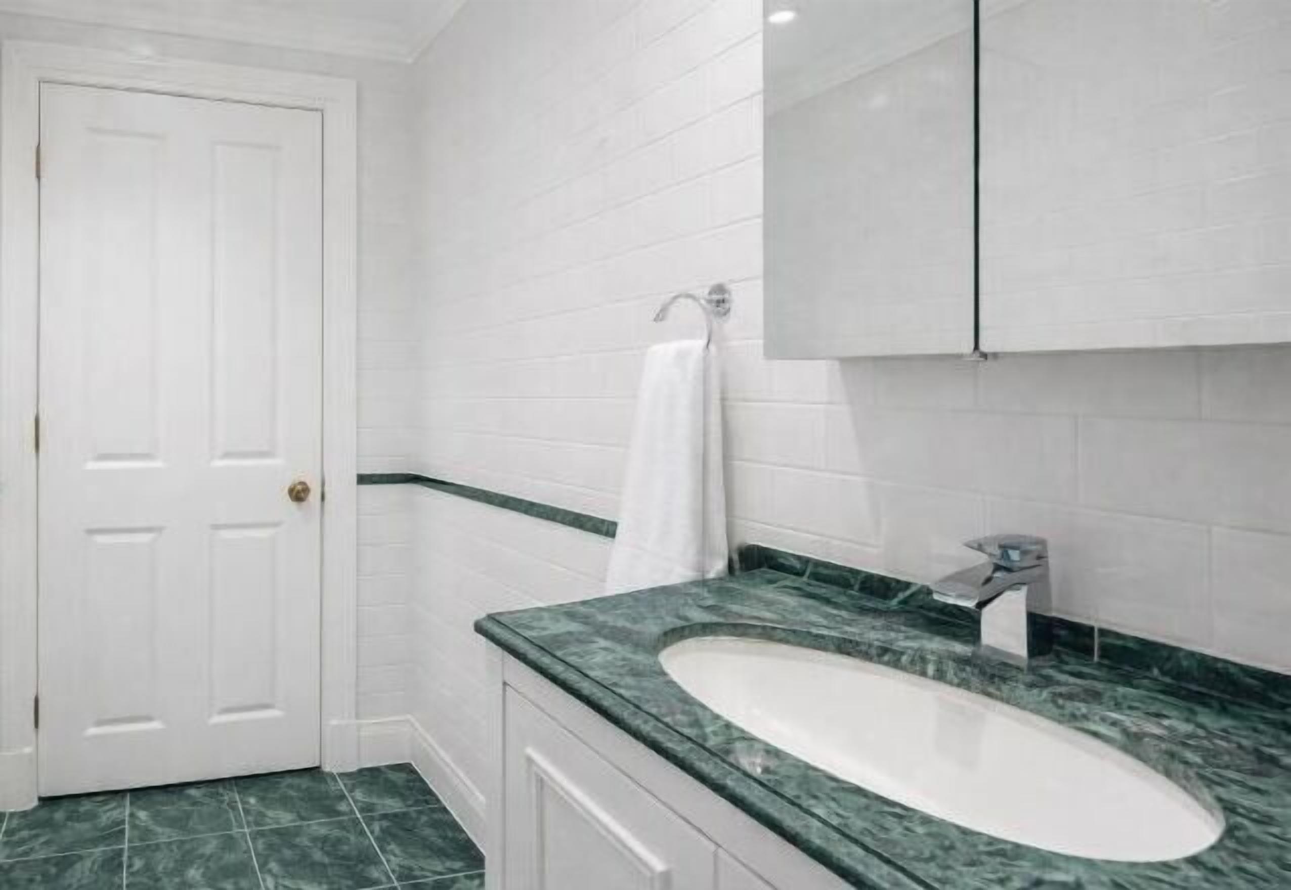 Salle de bain | Douche à « effet pluie », sèche-cheveux, serviettes fournies, savon