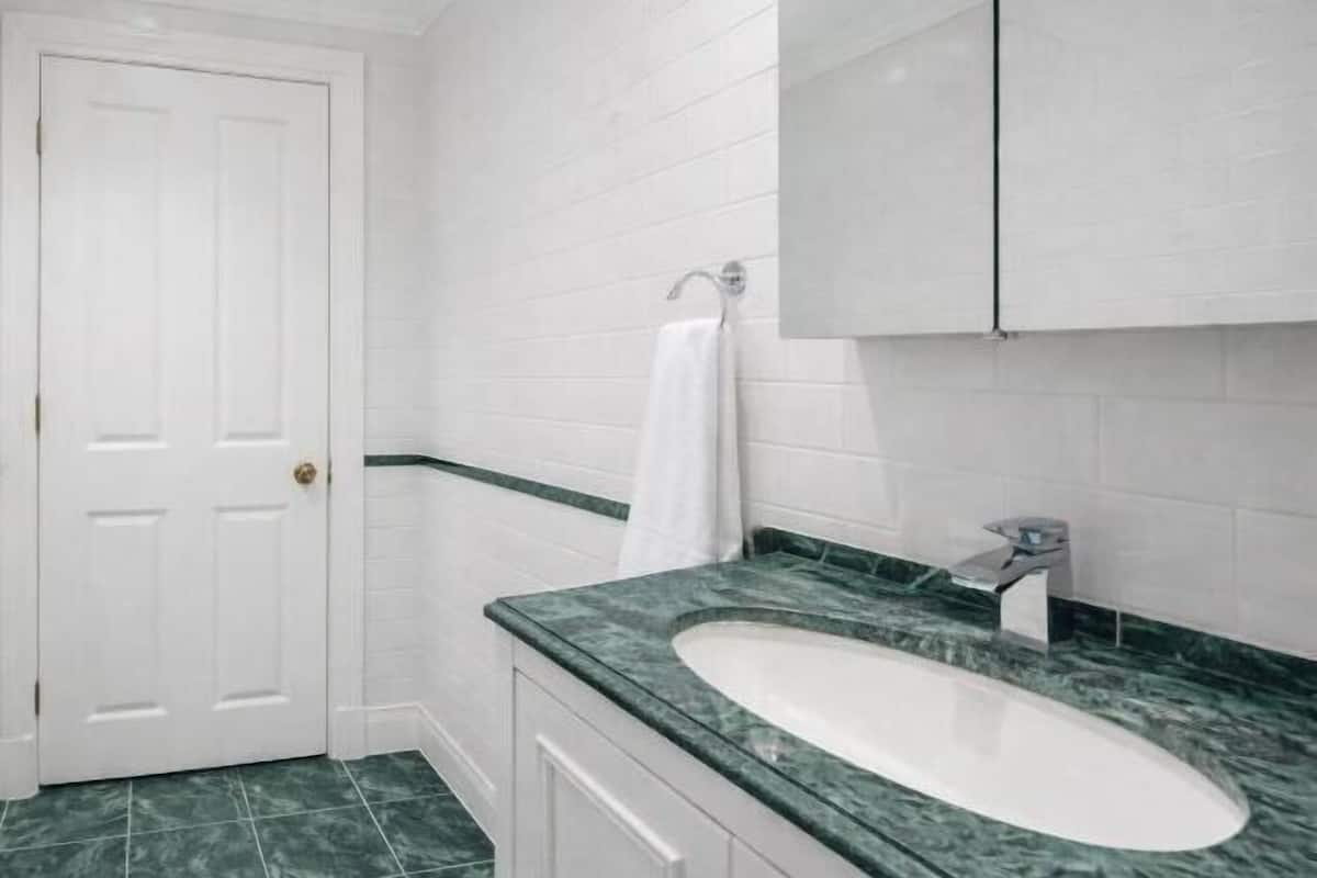 Salle de bain | Douche à « effet pluie », sèche-cheveux, serviettes fournies, savon