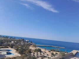 Et resort med pool, strand og havudsigt.