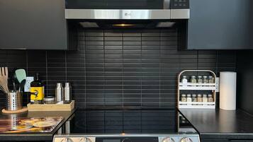 Geladeira, micro-ondas, fogão, cooktop