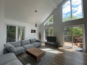 Smart TV, chimenea y futbolito
